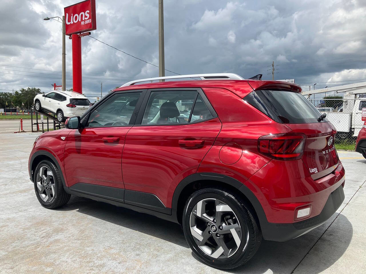 Used 2021 Hyundai Venue SEL image 3