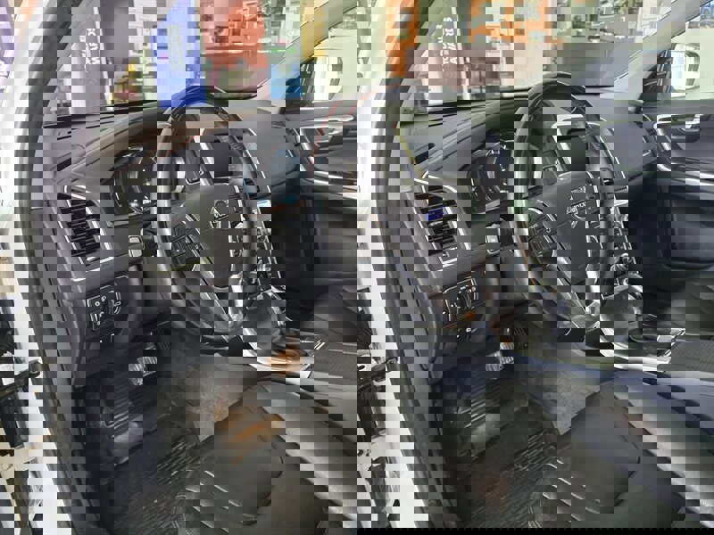 Used 2015 Volvo XC60 T5 Premier w/ Proximity Package image 8