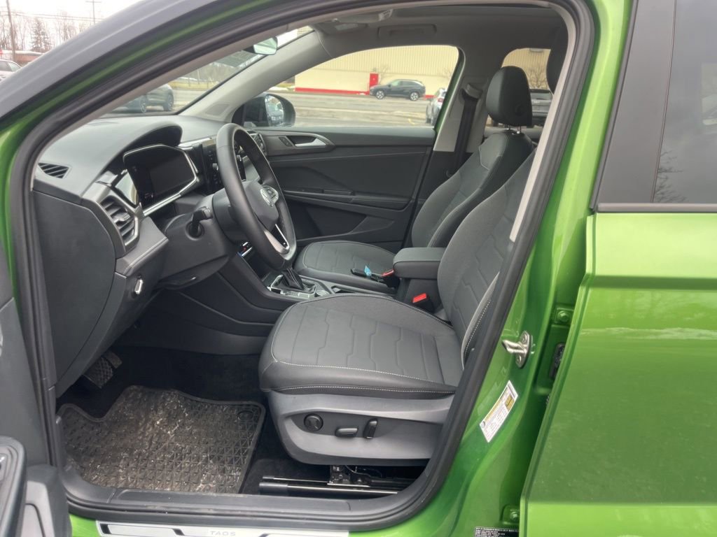 Used 2025 Volkswagen Taos SE image 11
