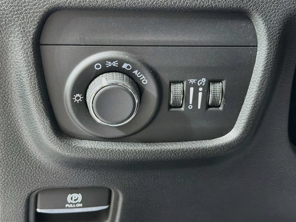 Used 2025 Jeep Grand Cherokee Altitude AWD/4WD image 10