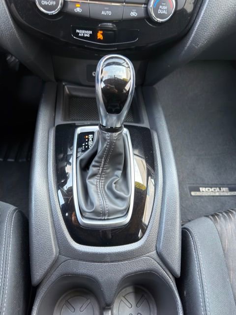 Used 2018 Nissan Rogue SV w/ Premium Package image 14