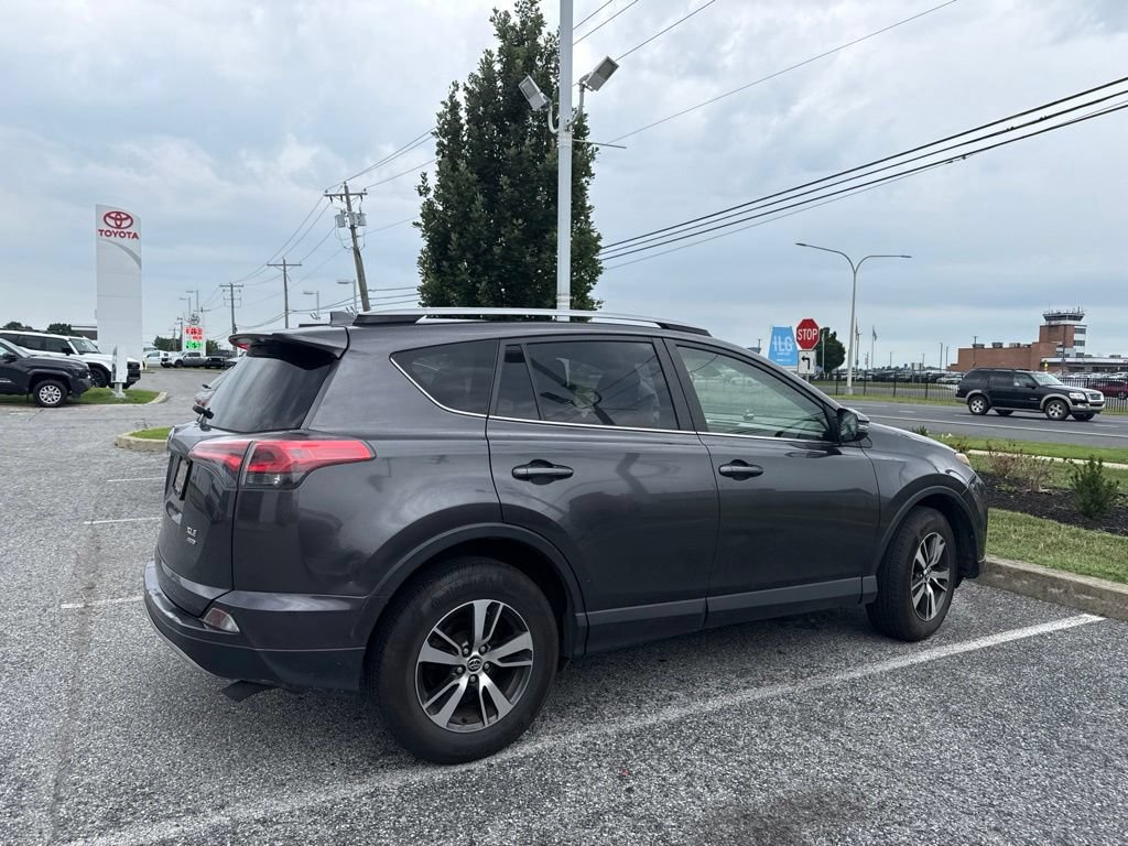 Used 2018 Toyota RAV4 XLE AWD/4WD image 4
