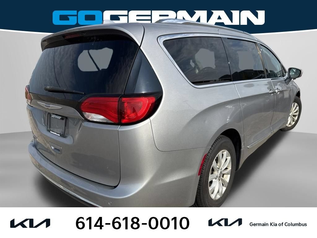 Used 2018 Chrysler Pacifica Touring-L FWD image 4