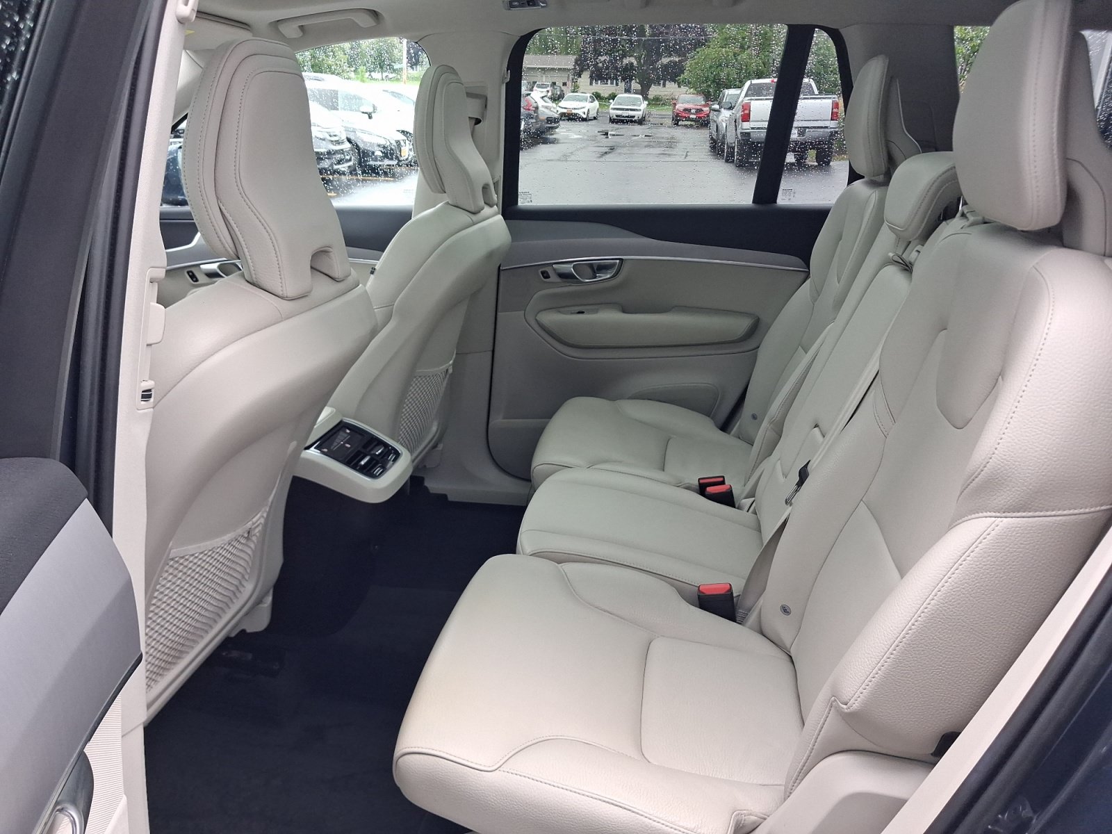 Used 2022 Volvo XC90 T5 Momentum w/ Climate Package AWD/4WD image 18