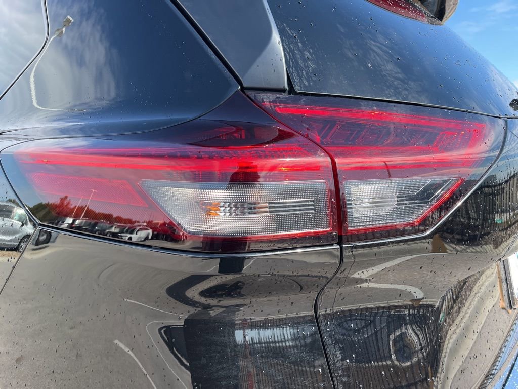 Used 2023 Nissan Rogue SV image 7