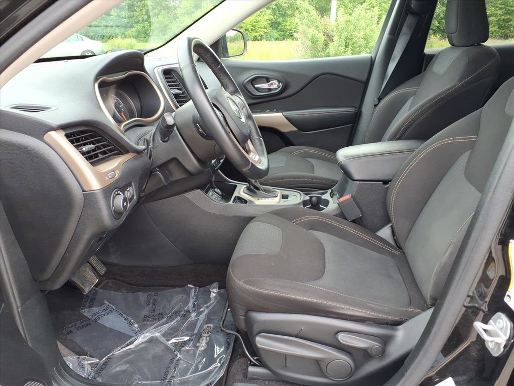 Used 2017 Jeep Cherokee Latitude FWD image 19