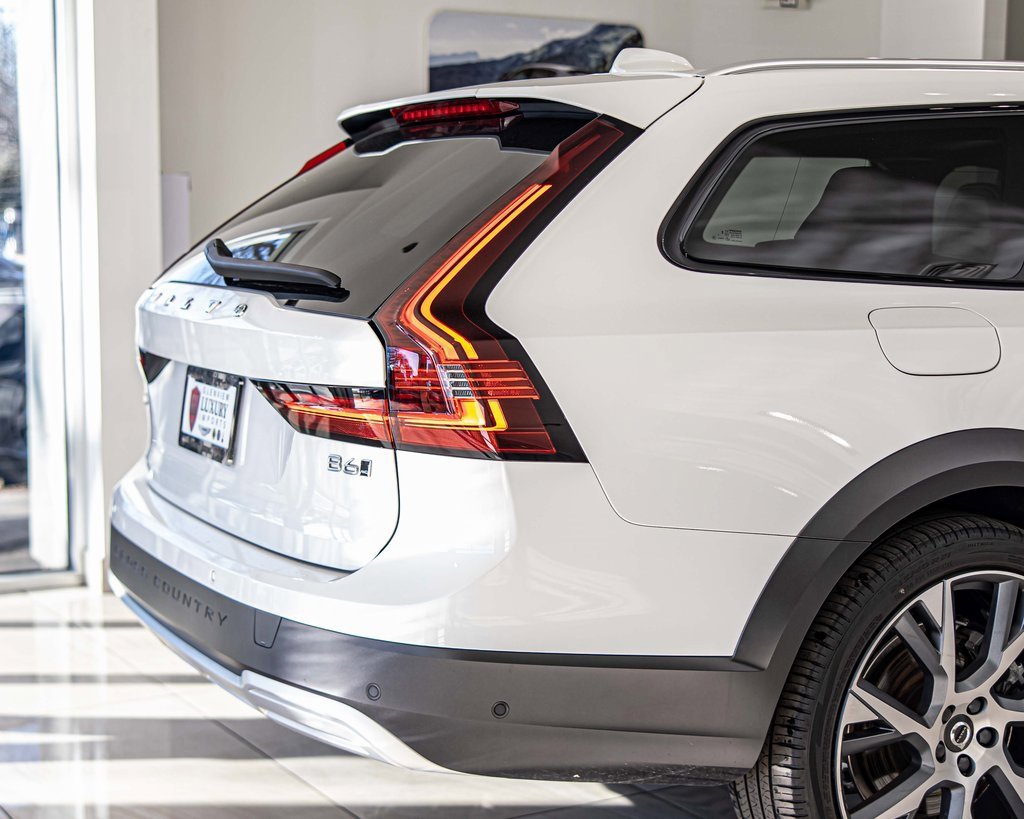 Used 2023 Volvo V90 B6 Cross Country Ultimate w/ Climate Package image 12