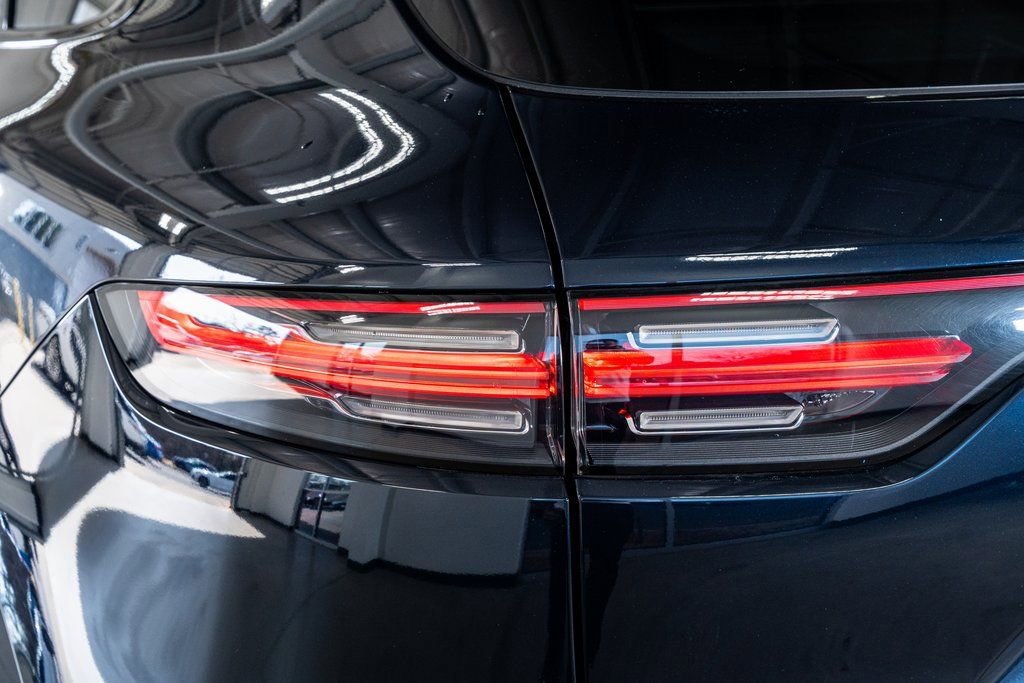 Used 2022 Porsche Cayenne Platinum Edition image 23