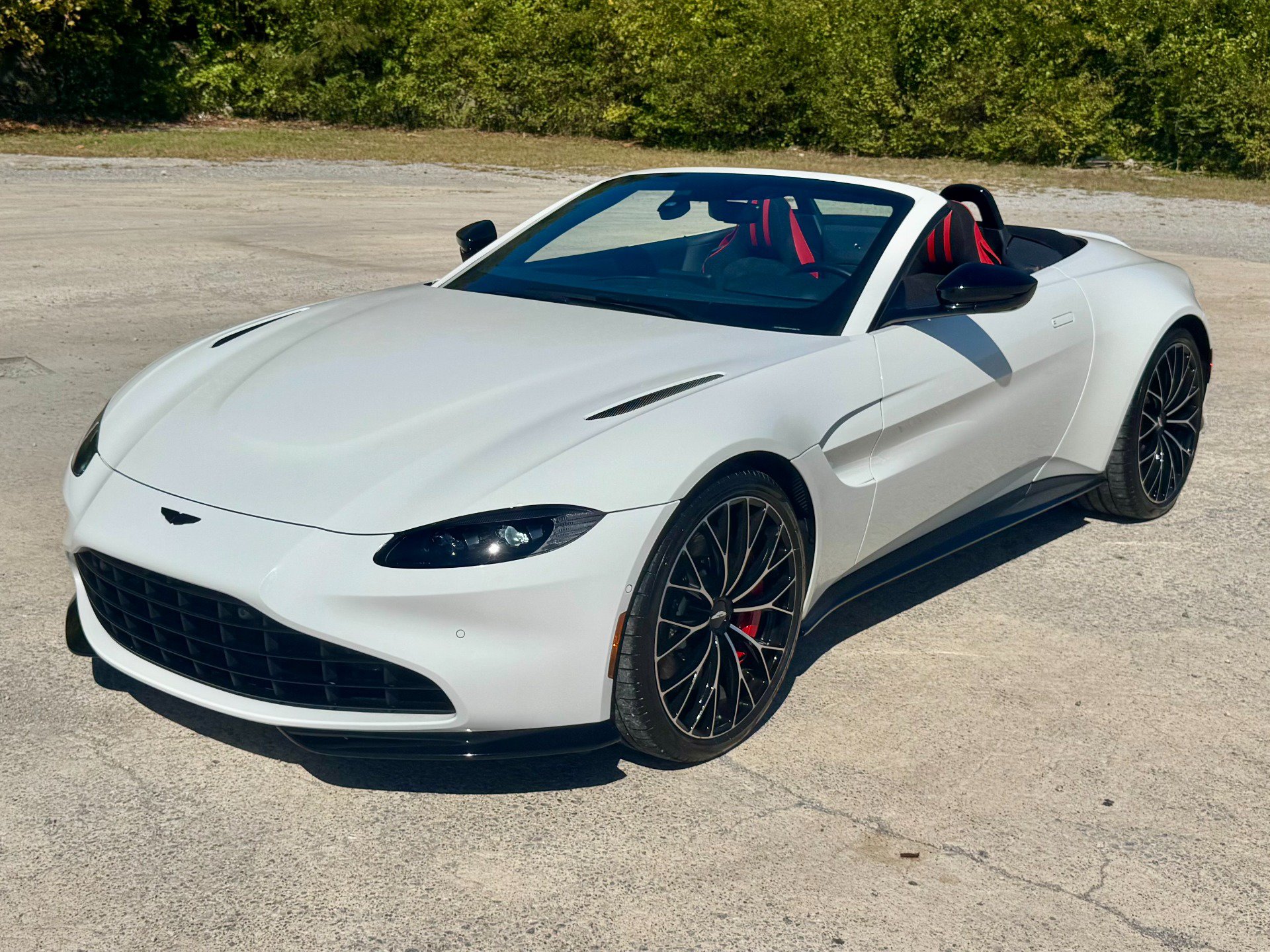 Used 2023 Aston Martin V8 Vantage Roadster RWD image 2