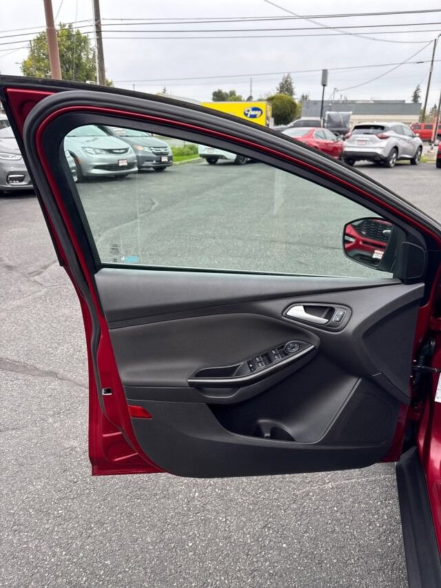 Used 2015 Ford Focus Titanium w/ Titanium Technology Package FWD image 8