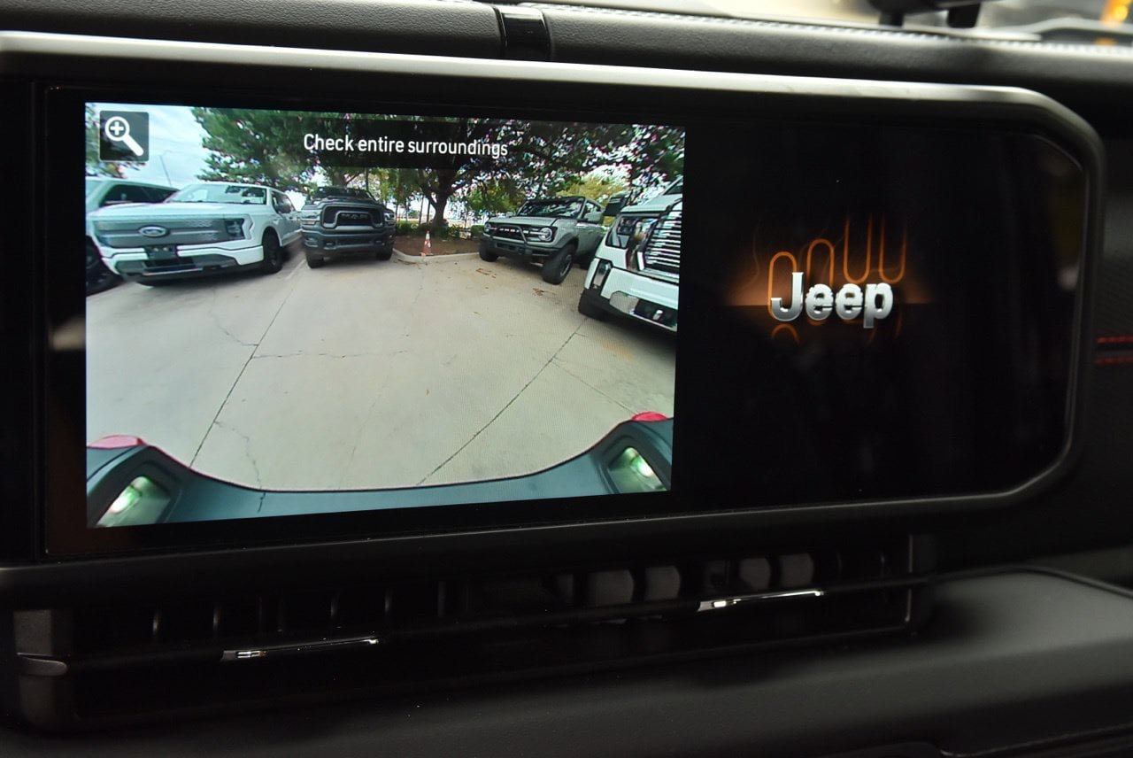 Used 2025 Jeep Gladiator Rubicon w/ Convenience Group AWD/4WD image 28