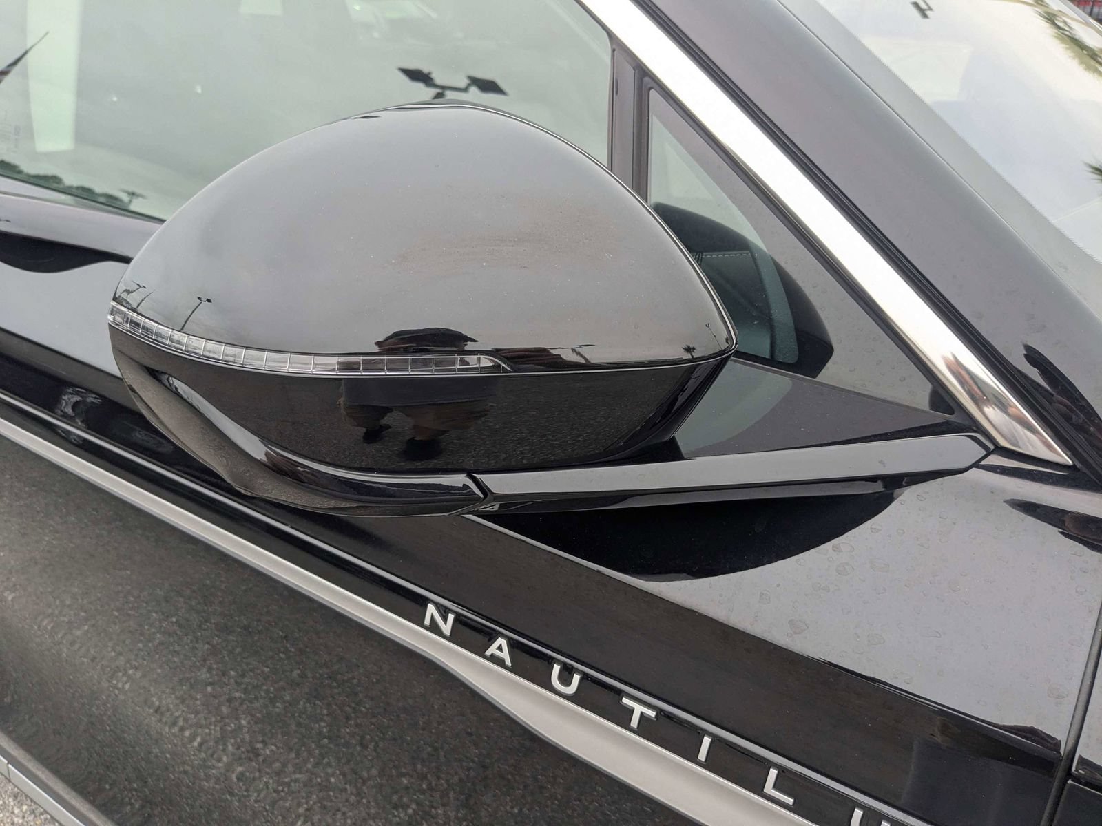 Used 2025 Lincoln Nautilus Premier AWD/4WD image 12