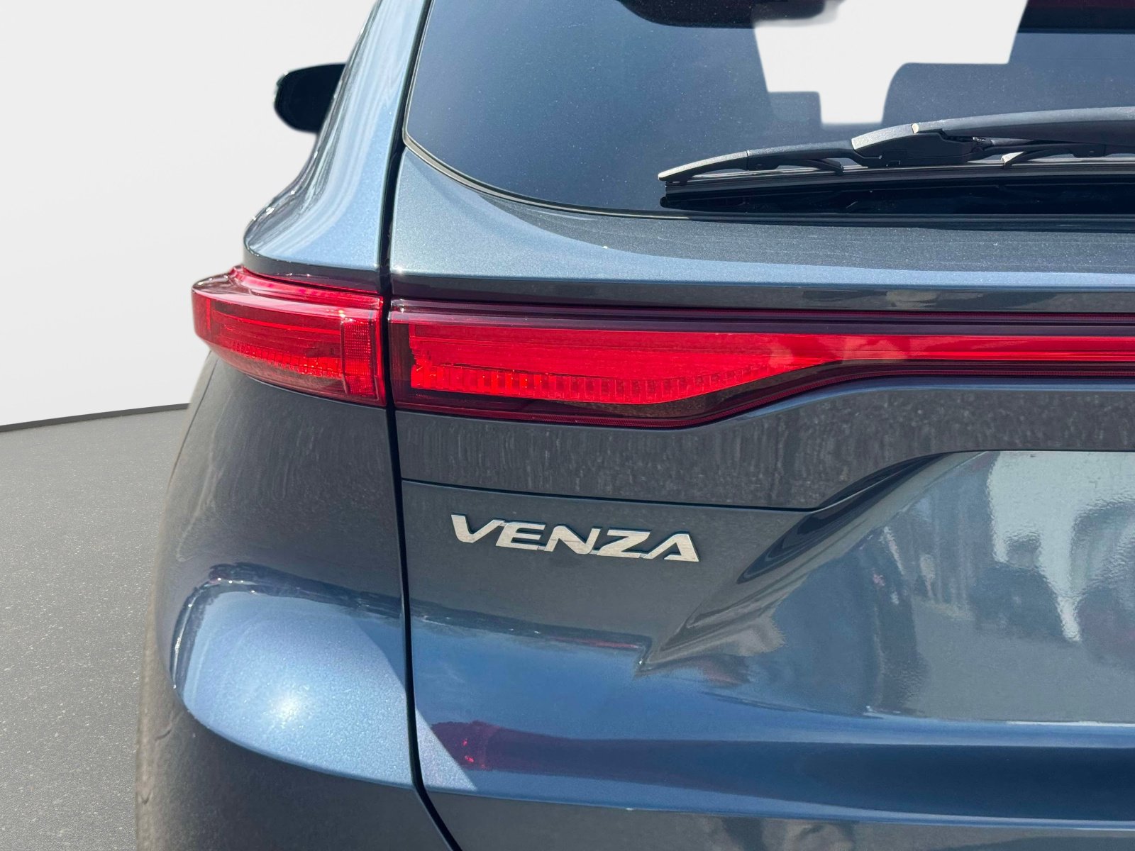 Certified 2023 Toyota Venza XLE AWD/4WD image 9