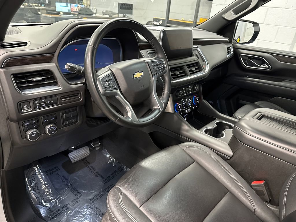 Used 2023 Chevrolet Suburban LT w/ Luxury Package image 5