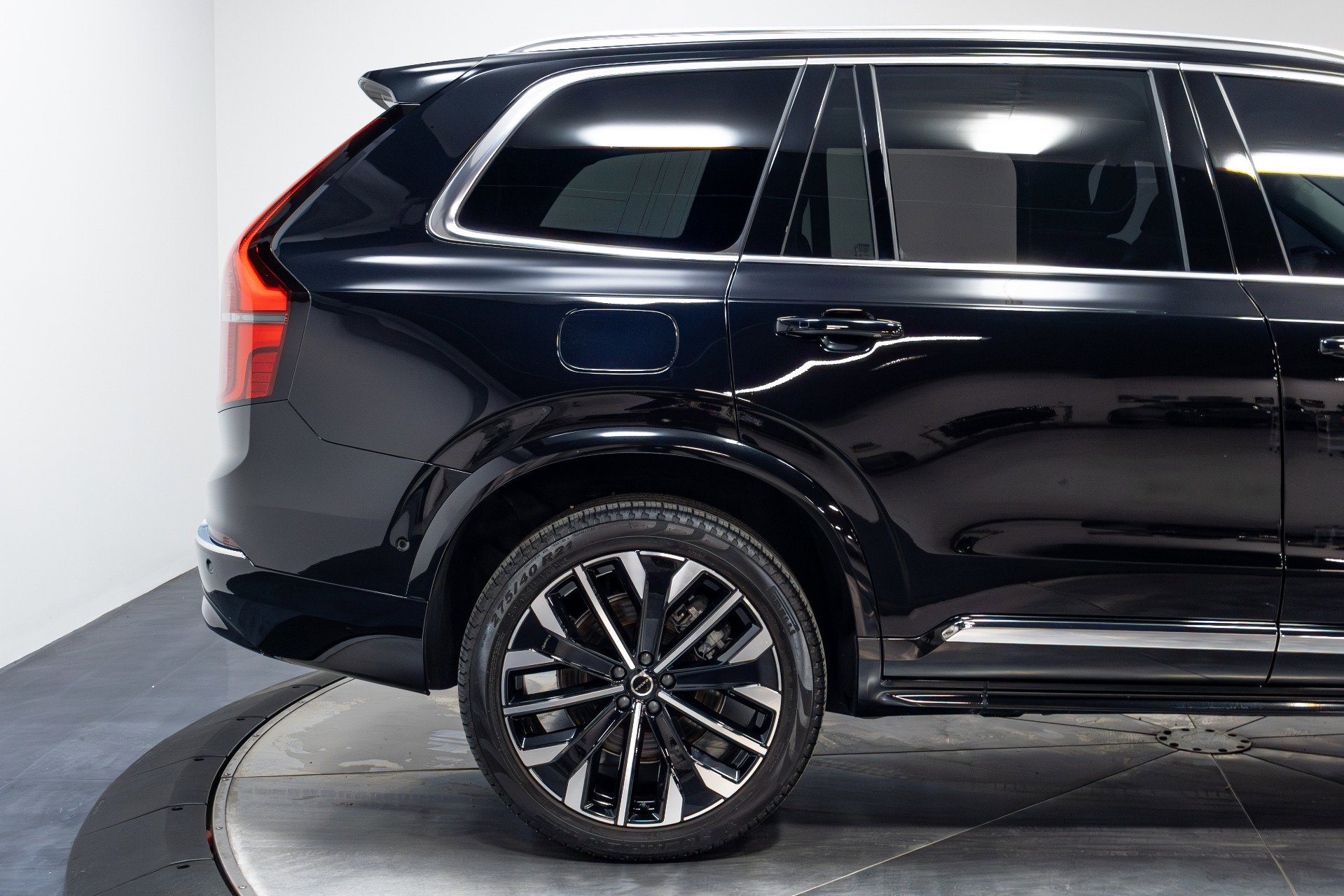 Used 2025 Volvo XC90 B6 Plus image 17