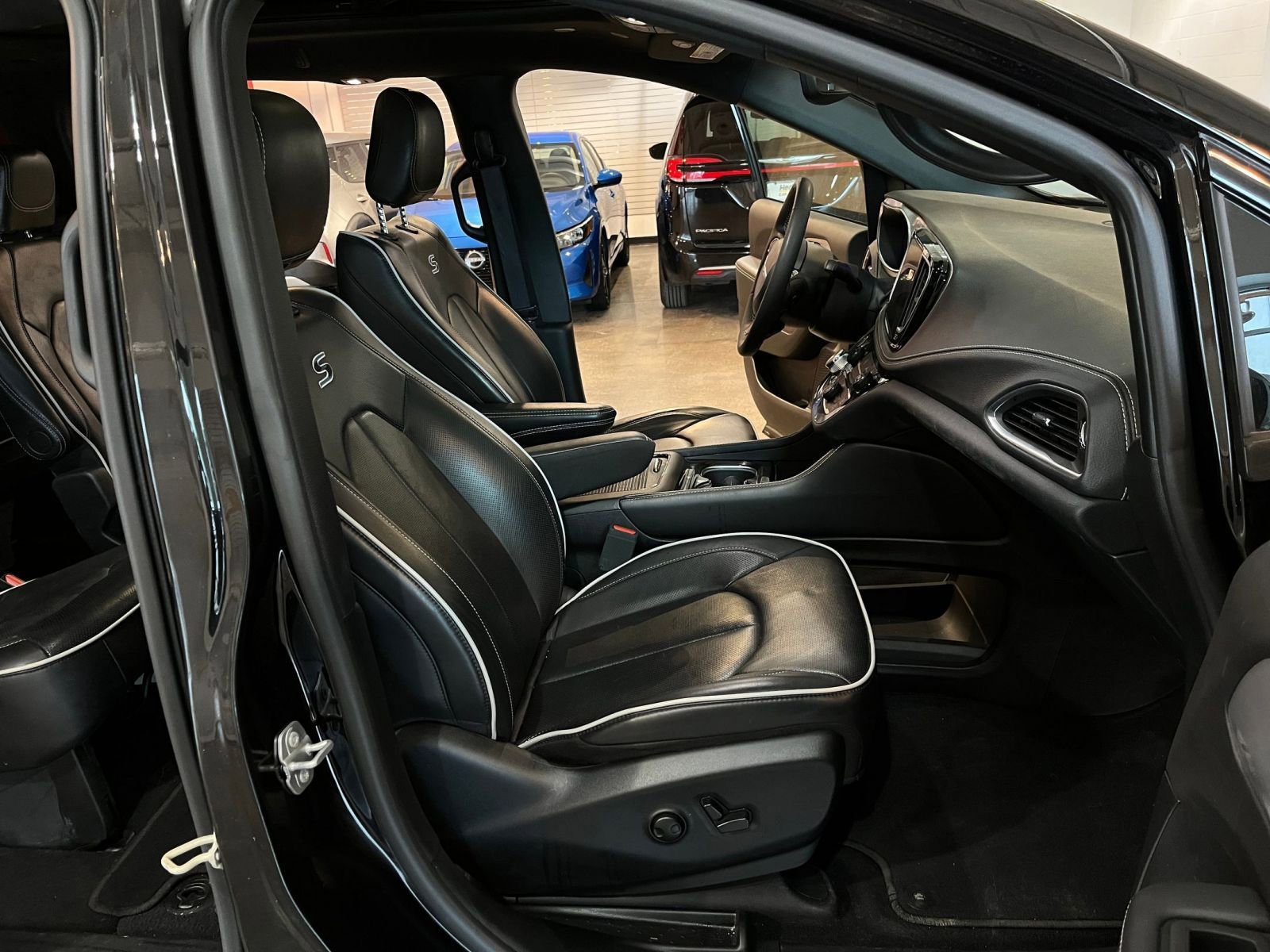 Used 2025 Chrysler Pacifica Limited image 40