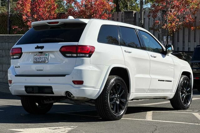 Certified 2022 Jeep Grand Cherokee Laredo X AWD/4WD image 4