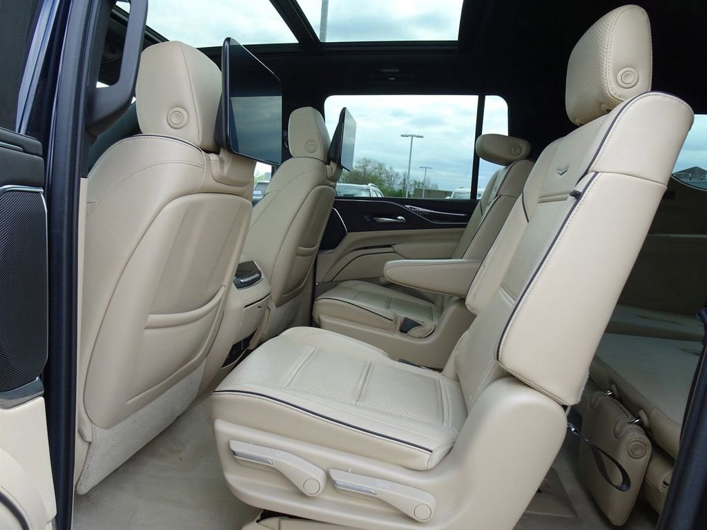 Used 2021 Cadillac Escalade ESV Premium Luxury AWD/4WD image 17