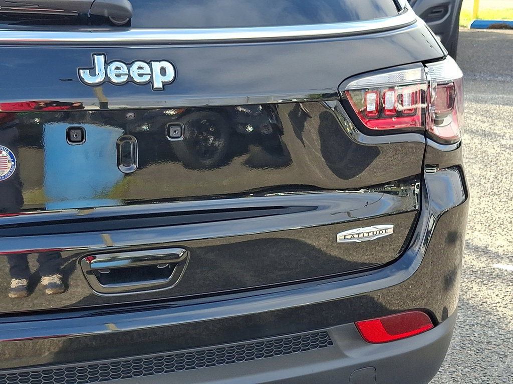 Used 2022 Jeep Compass Latitude w/ Sun and Sound Group AWD/4WD image 16