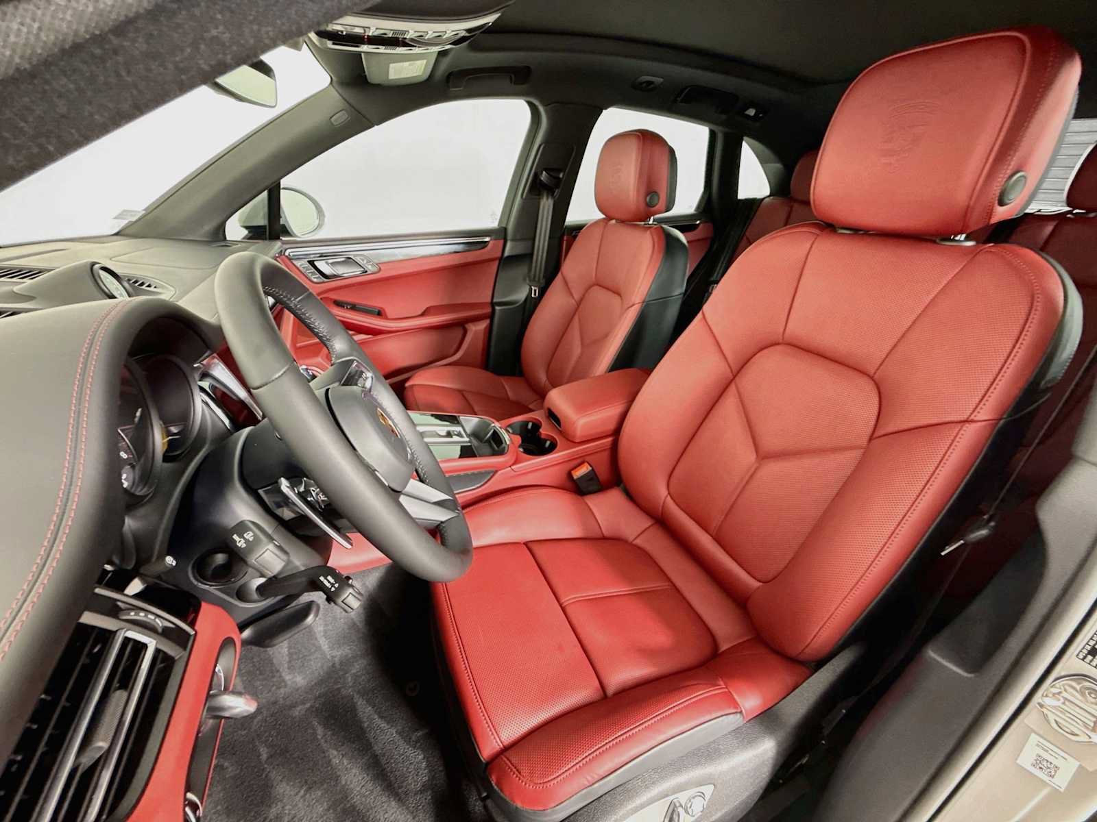 Certified 2025 Porsche Macan AWD/4WD image 5