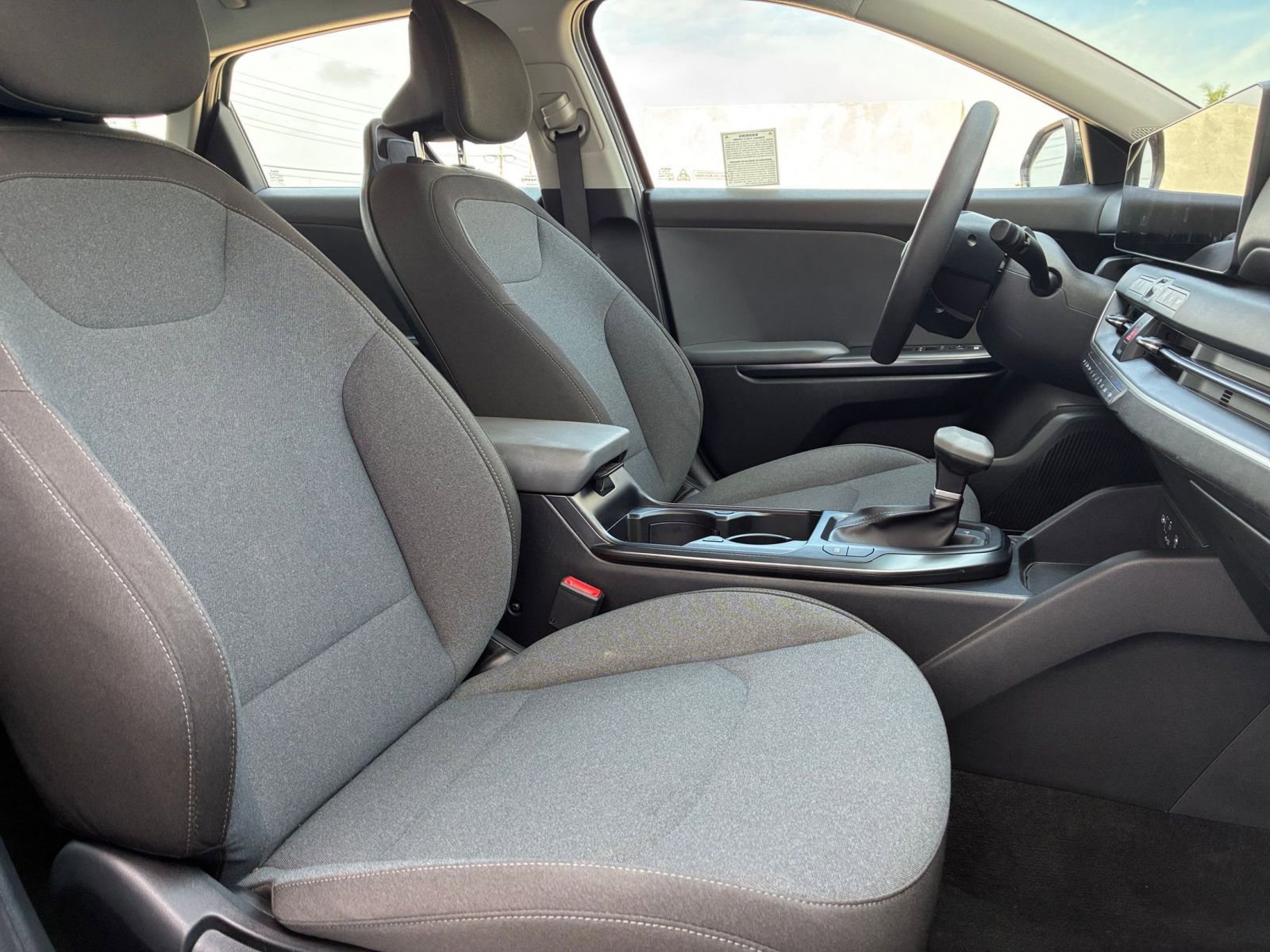Used 2025 Kia K4 LXS image 35