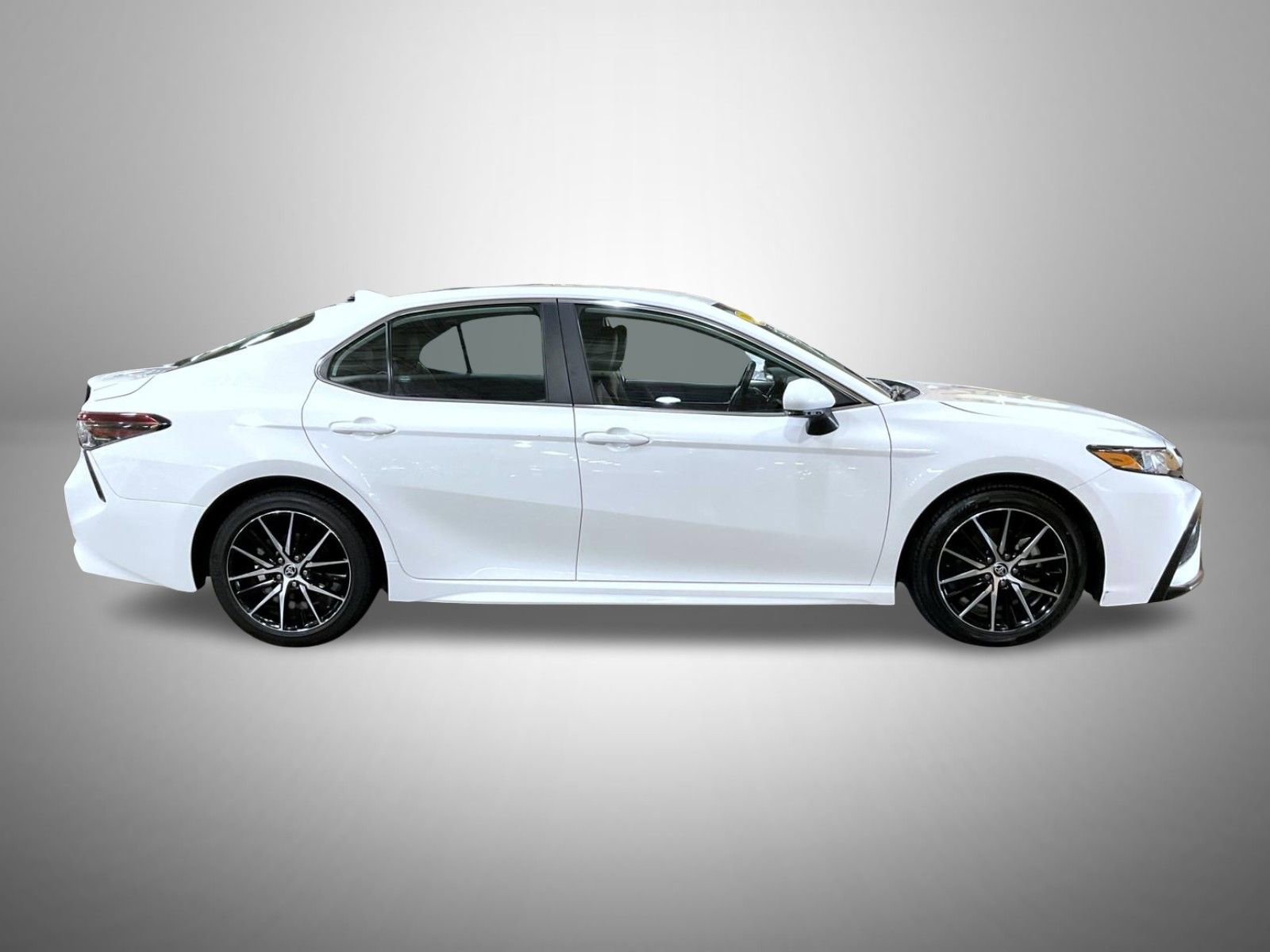 Used 2024 Toyota Camry SE image 4