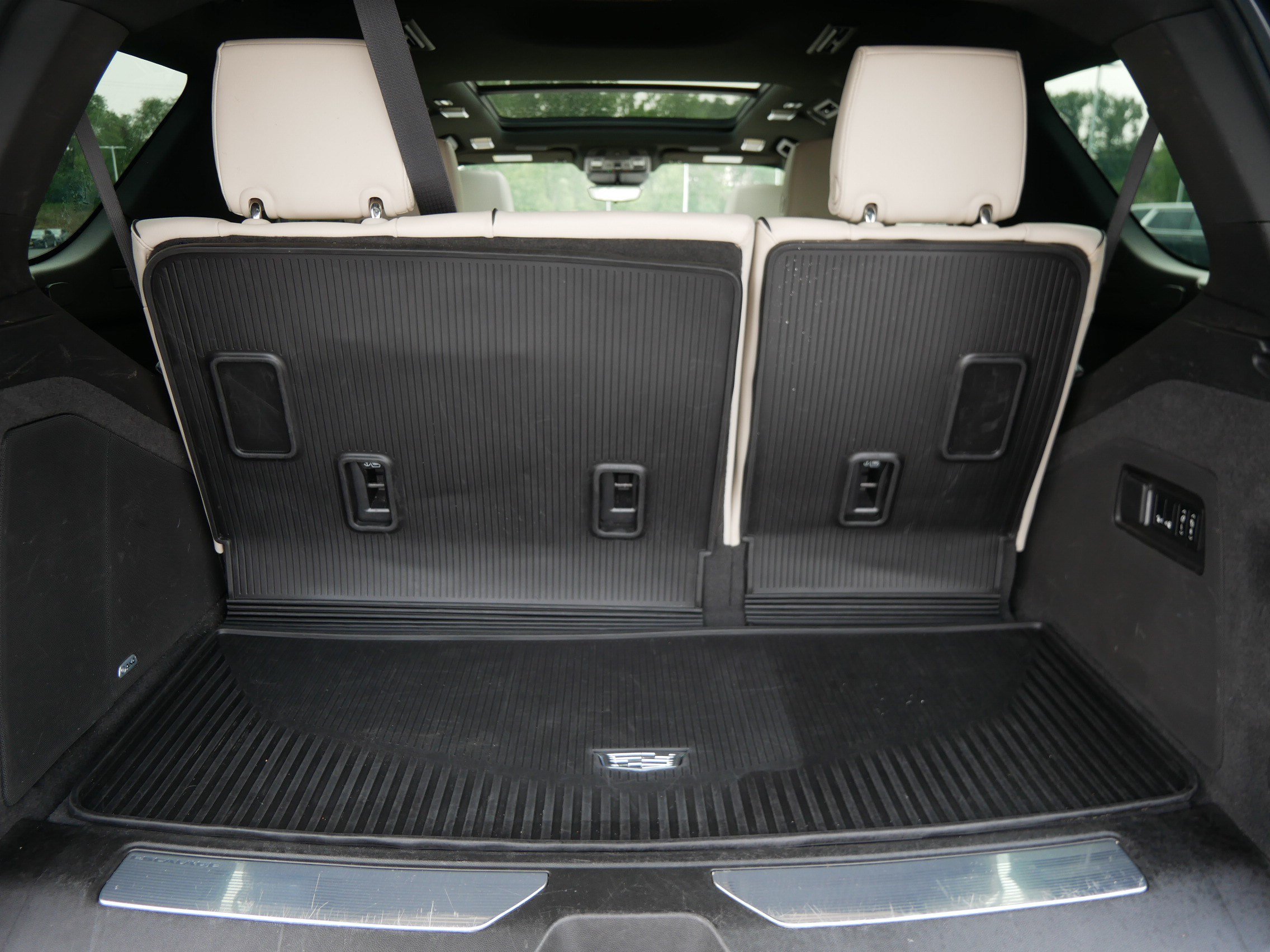 Used 2022 Cadillac Escalade Sport w/ LPO, ONYX Package AWD/4WD image 19
