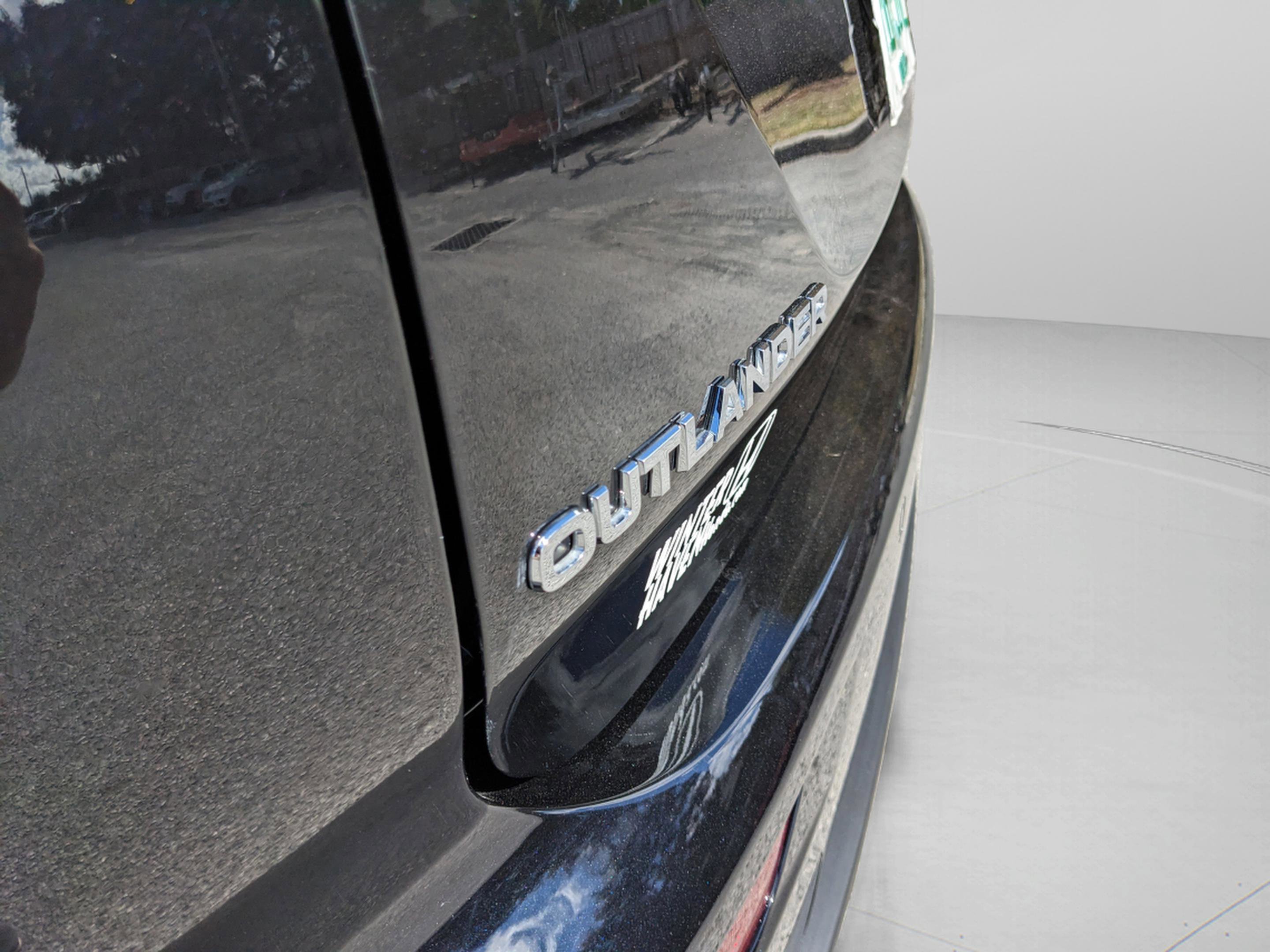 Used 2023 Mitsubishi Outlander ES image 36