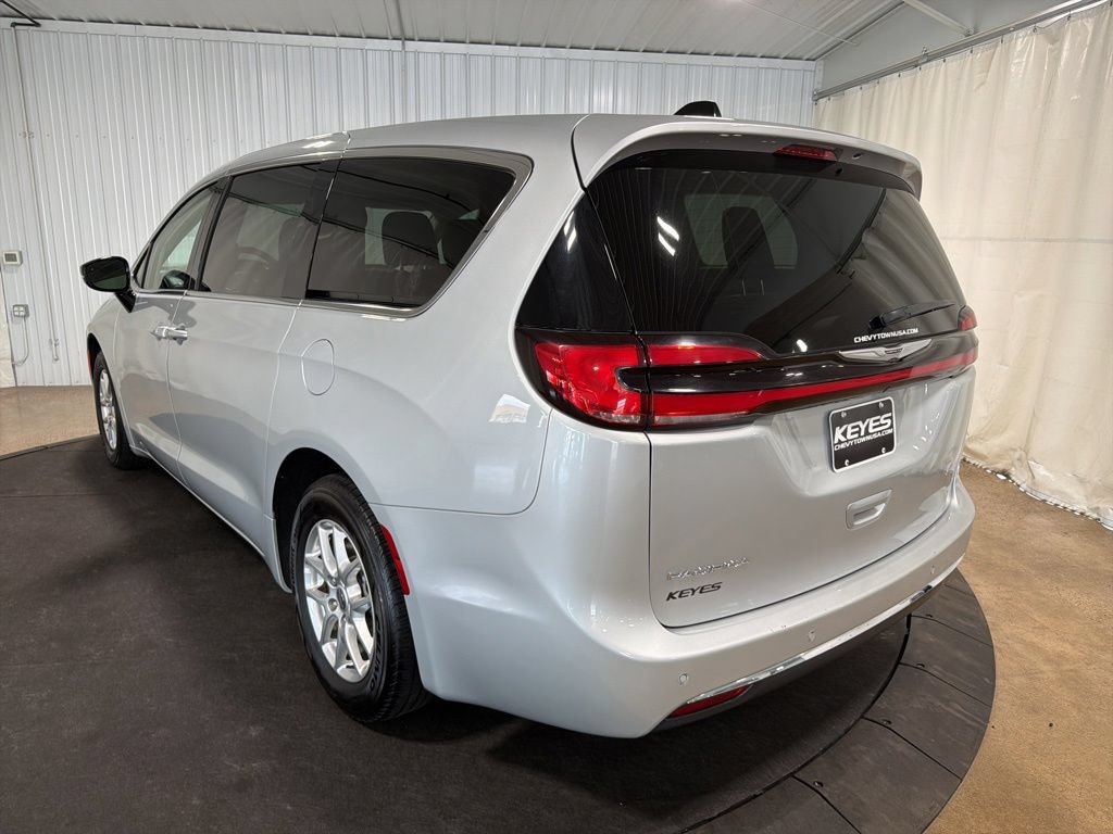 Used 2024 Chrysler Pacifica Touring-L FWD image 6