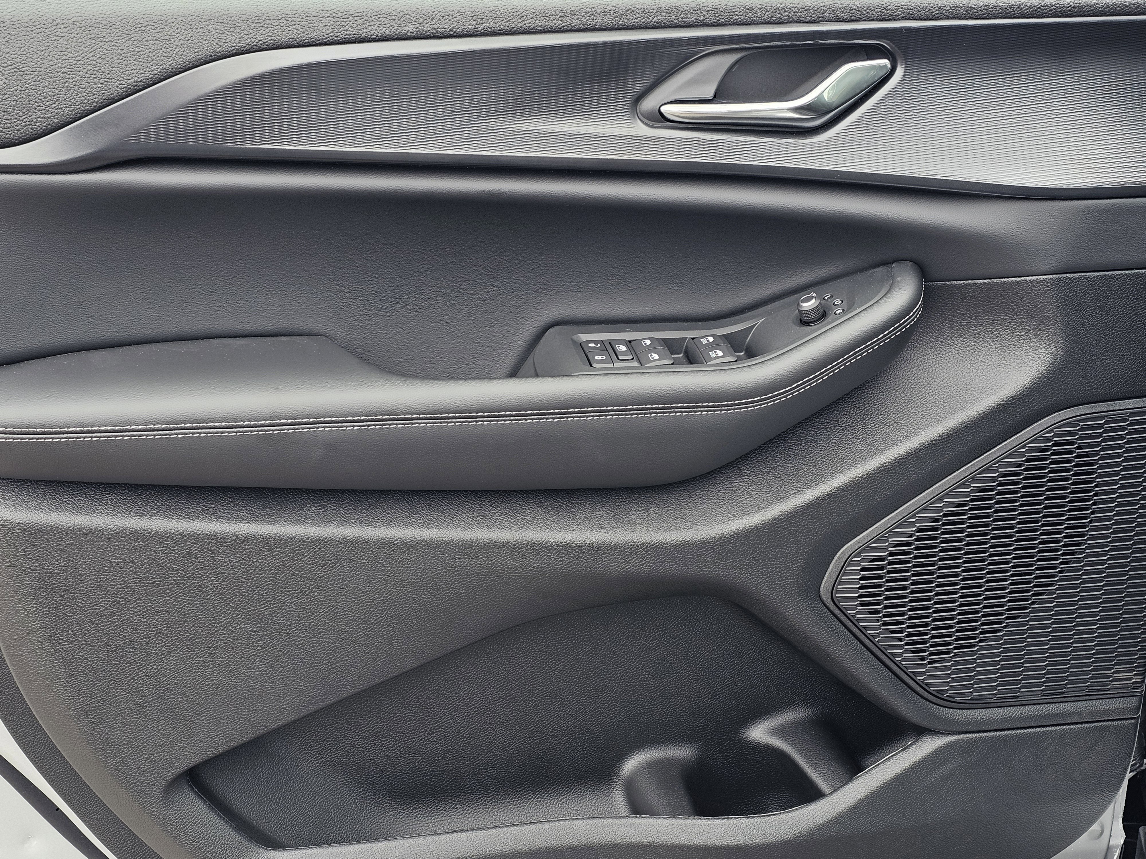 New 2025 Jeep Grand Cherokee Altitude image 13