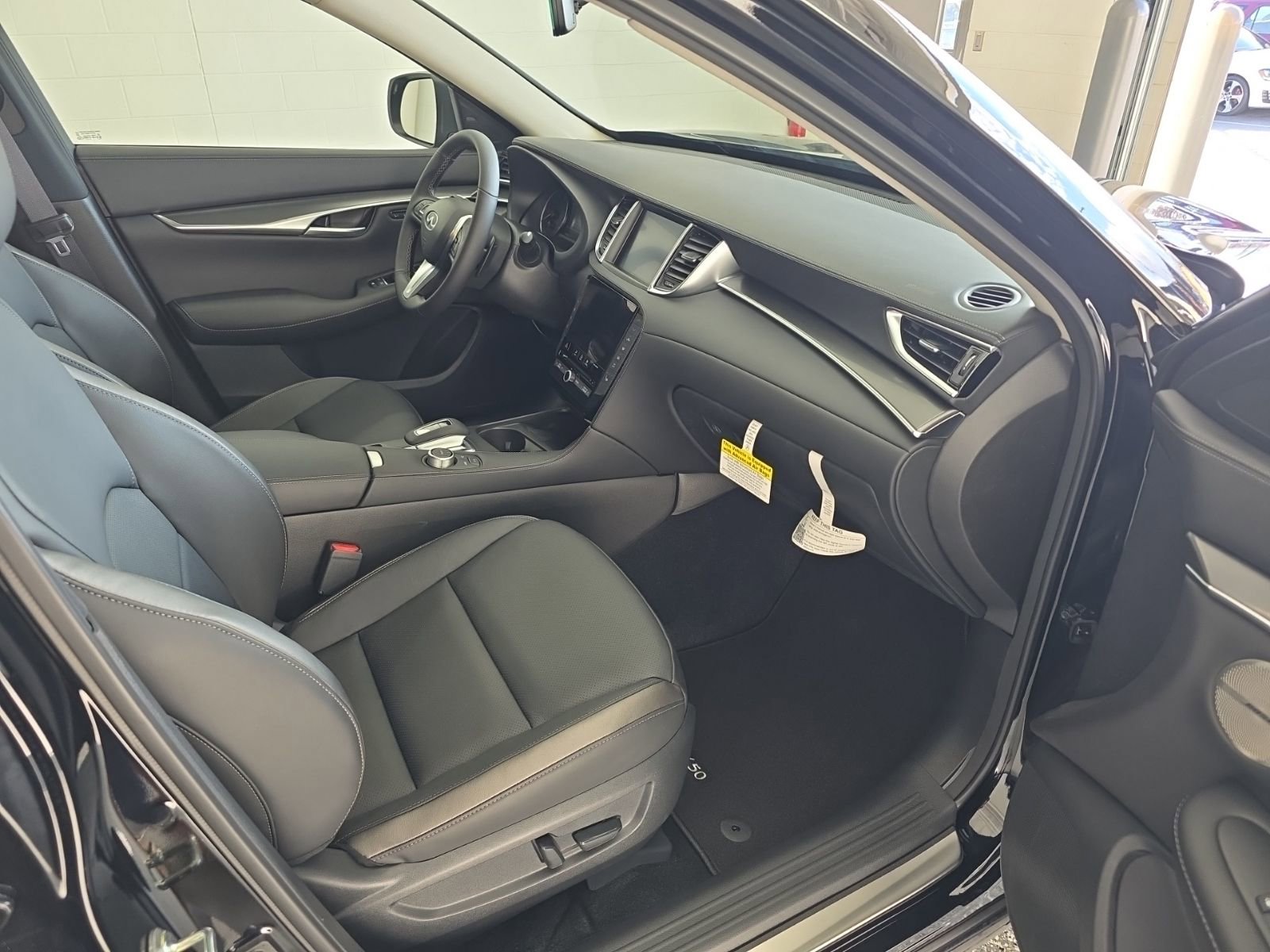 New 2025 INFINITI QX50 Luxe image 9