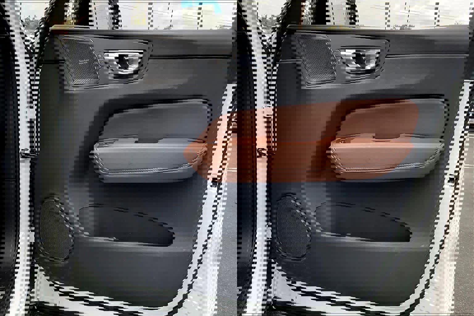 Used 2025 Volvo XC60 T8 Plus w/ Protection Package Premier image 26