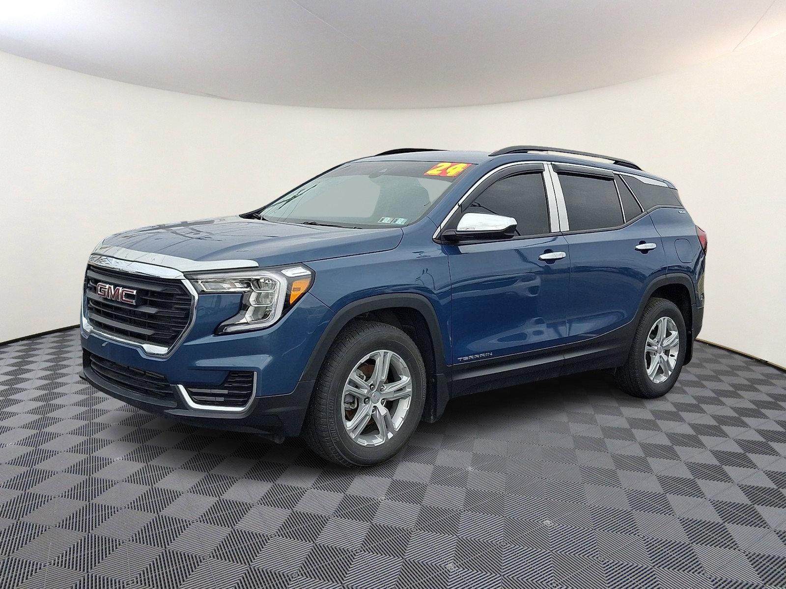 Used 2024 GMC Terrain SLE w/ Driver Convenience Package image 3
