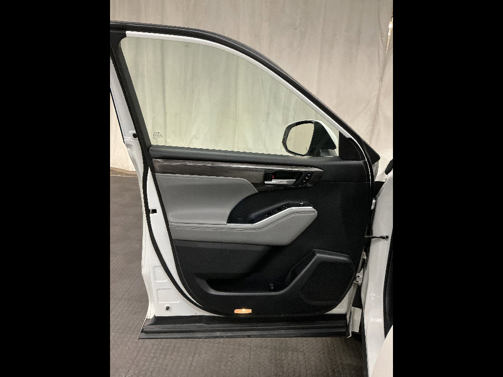 Used 2021 Toyota Highlander Limited AWD/4WD image 16