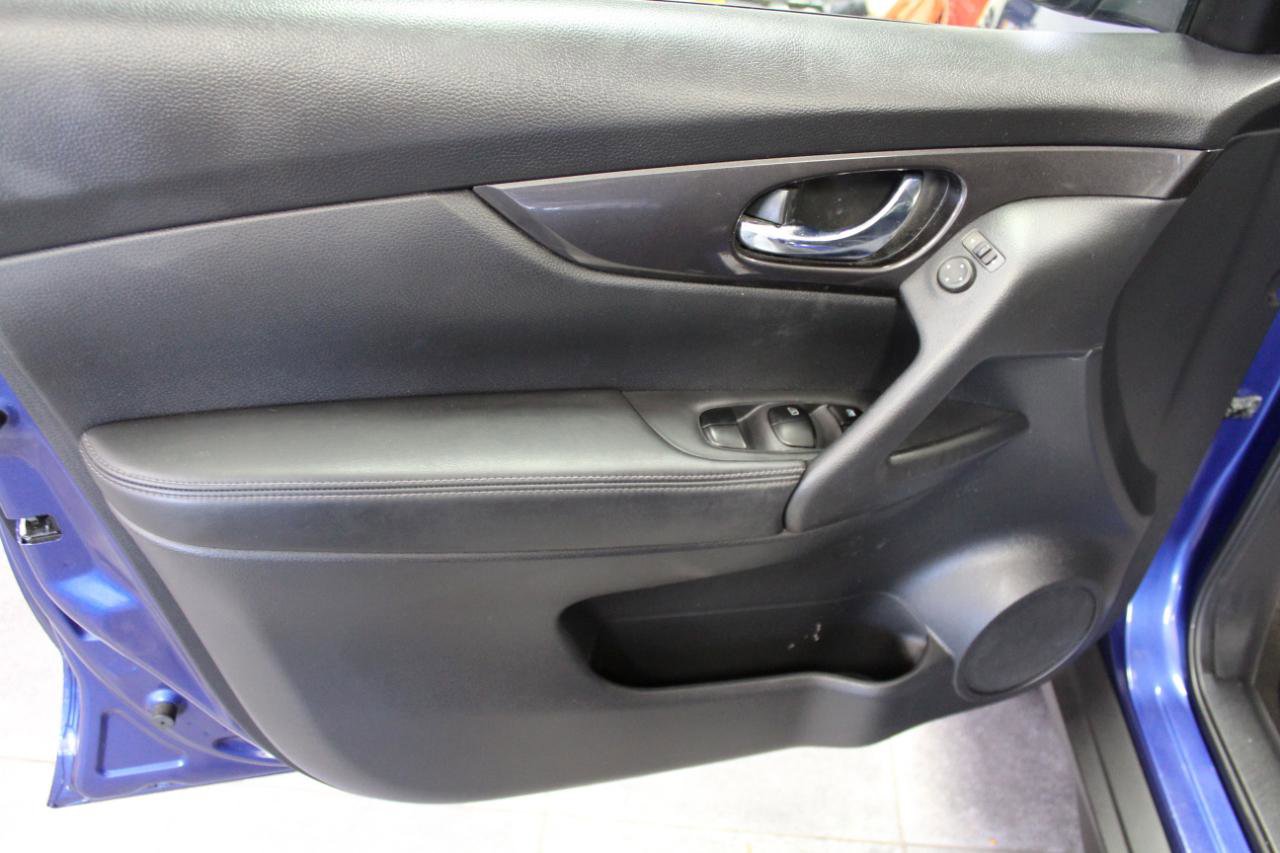 Used 2018 Nissan Rogue SV AWD/4WD image 18