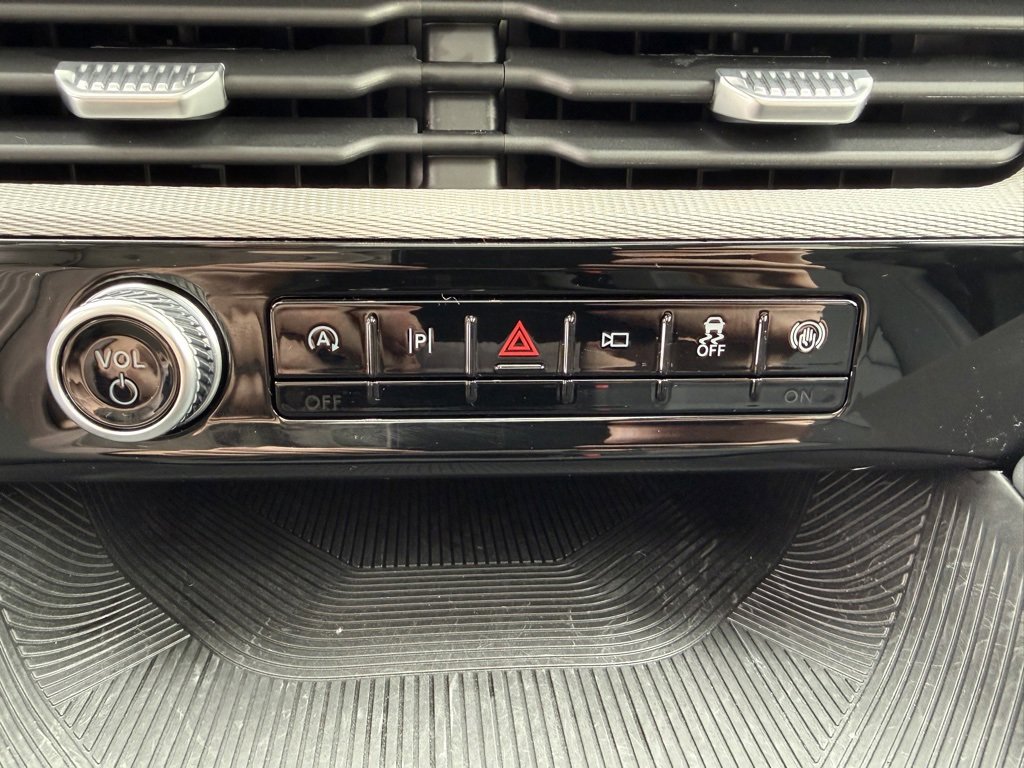 Used 2025 Ford Explorer Active w/ Active Comfort Package image 16