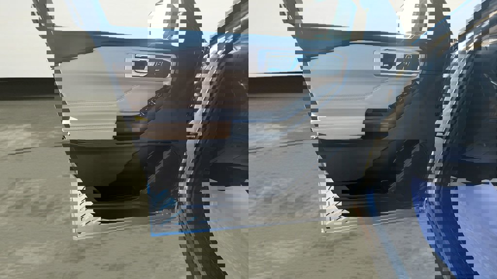 Used 2020 Ford Explorer XLT w/ Equipment Group 202A image 16