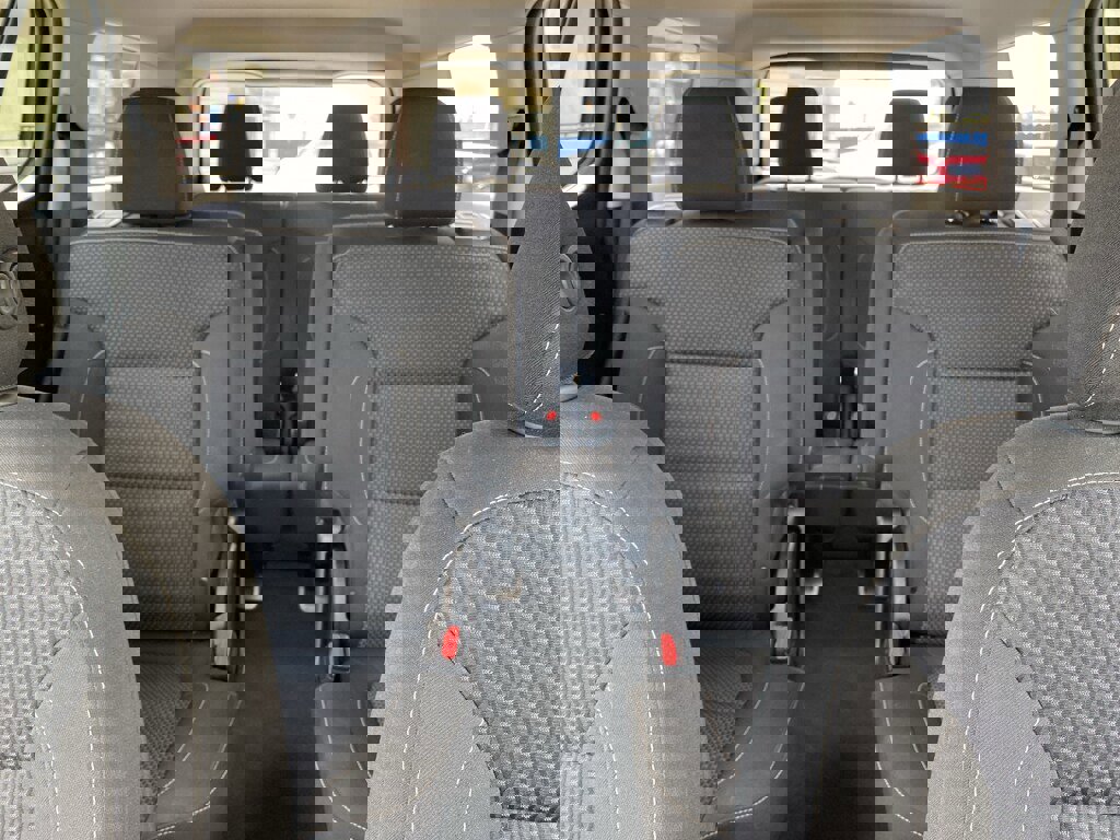 Used 2023 GMC Acadia SLE image 29