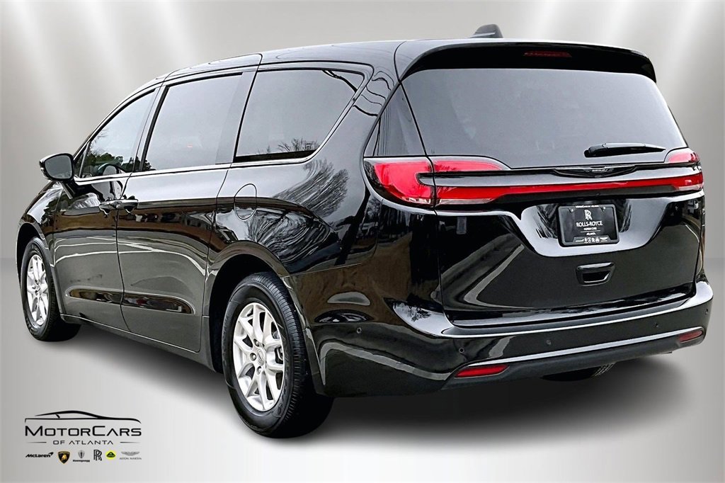 Used 2025 Chrysler Pacifica Select image 11