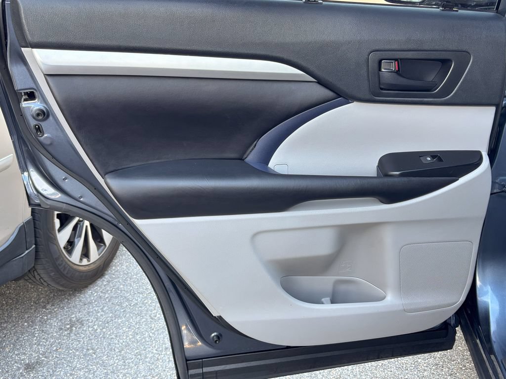 Used 2019 Toyota Highlander Plus AWD/4WD image 43