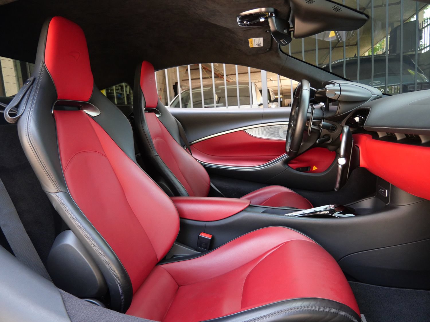 Used 2023 McLaren Artura RWD image 10