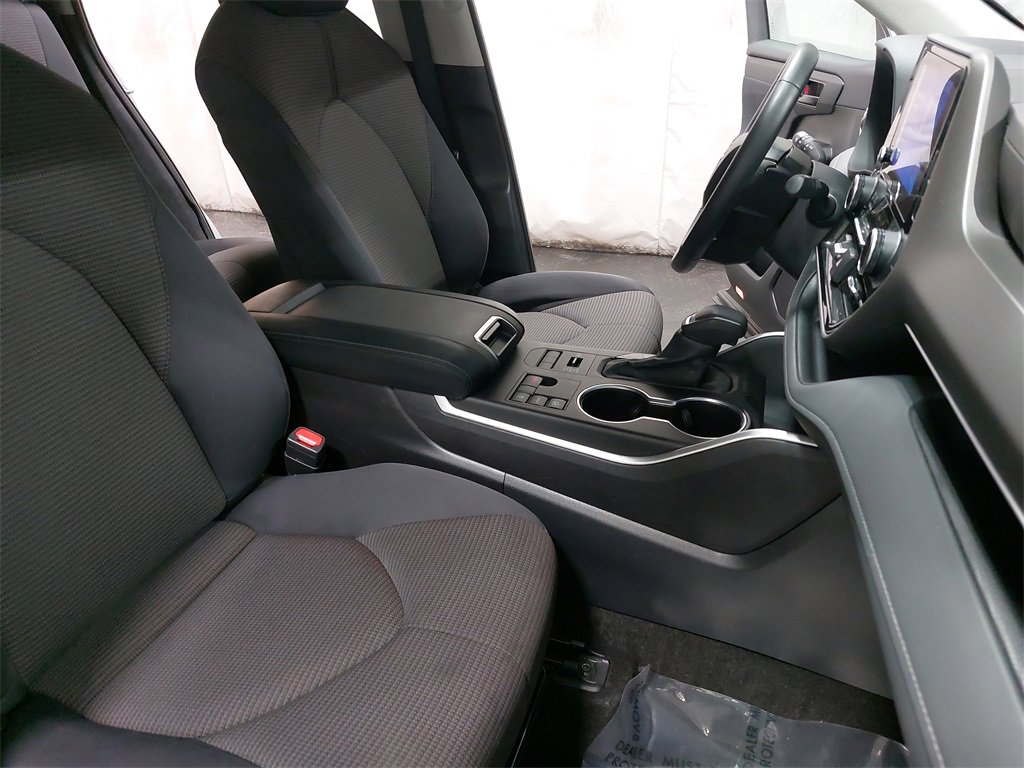 Used 2024 Toyota Highlander LE image 10