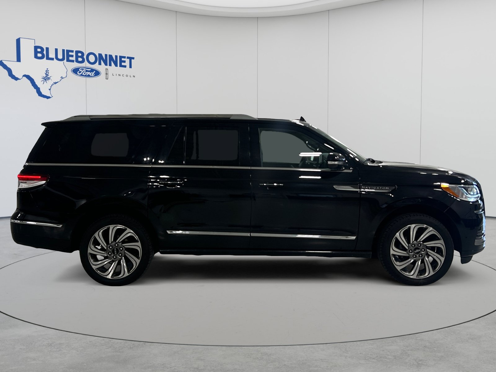 Used 2024 Lincoln Navigator L 4WD image 3