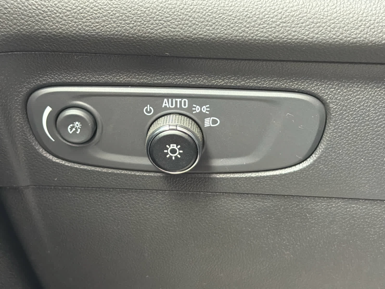Used 2023 Buick Envision Essence FWD image 40