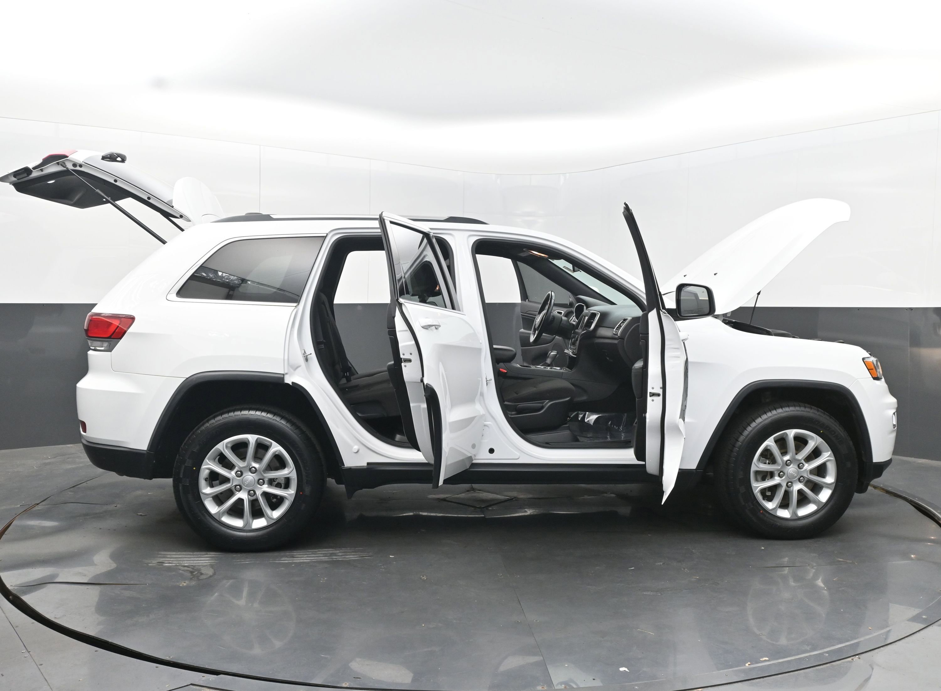 Used 2021 Jeep Grand Cherokee Laredo image 45