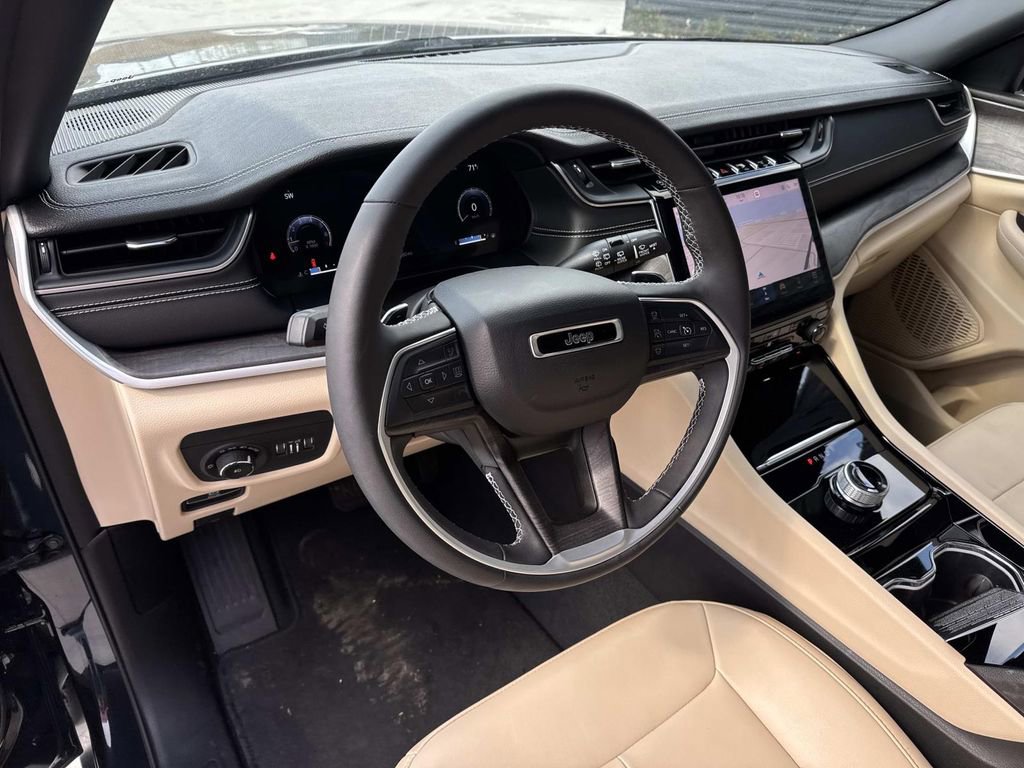 Used 2023 Jeep Grand Cherokee L Limited image 4