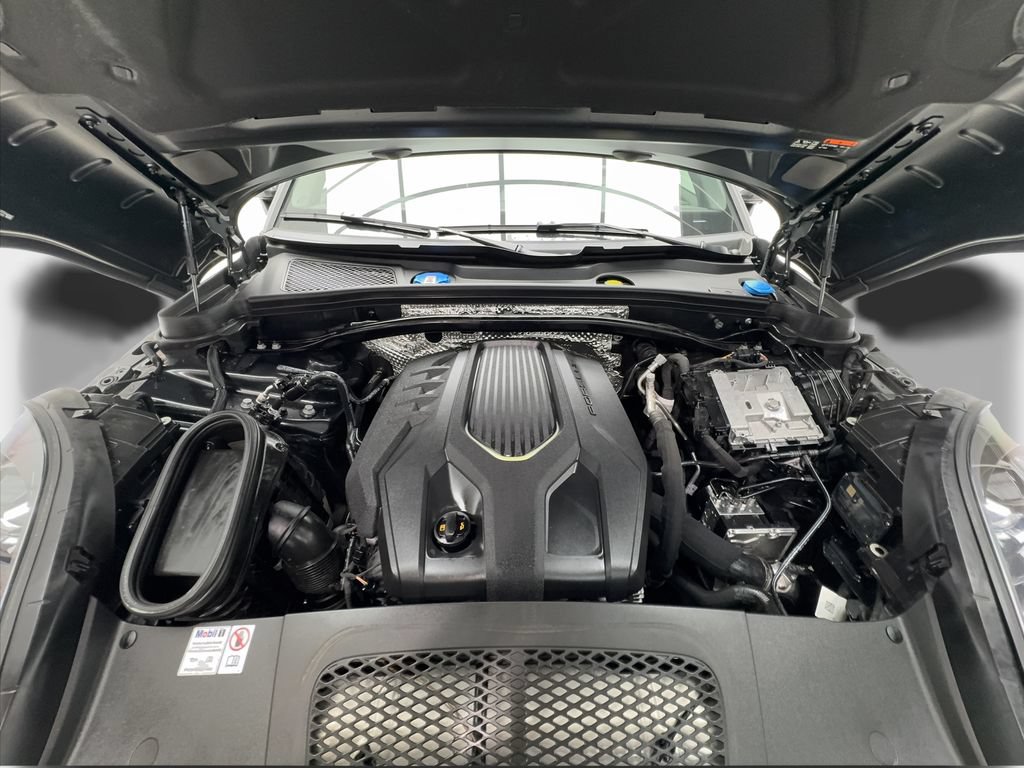 Used 2024 Porsche Macan AWD/4WD image 18
