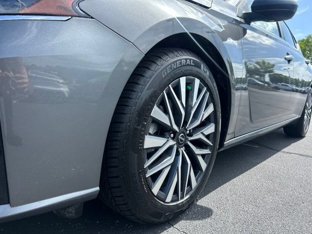 Used 2025 Nissan Altima 2.5 SV FWD image 12