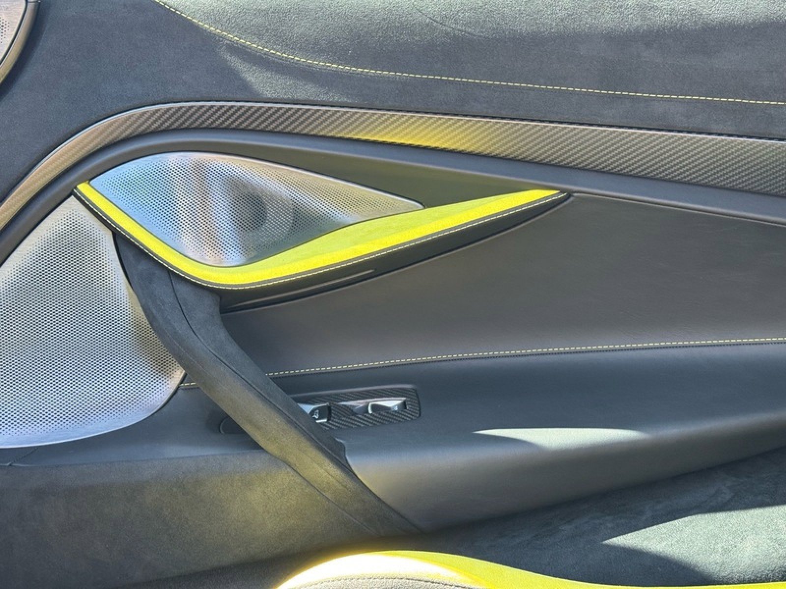 Used 2024 McLaren 750S RWD image 19