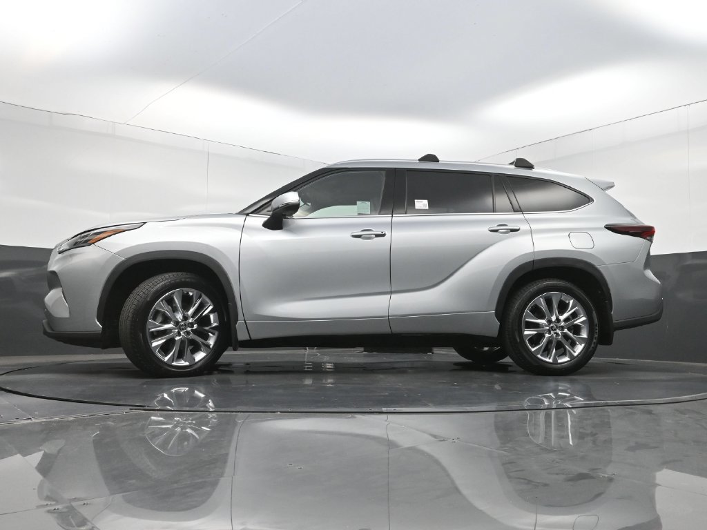 Used 2024 Toyota Highlander Limited AWD/4WD image 31